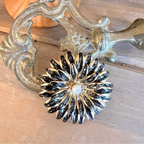 Jewelry - Vintage Dark Daisy Brooch